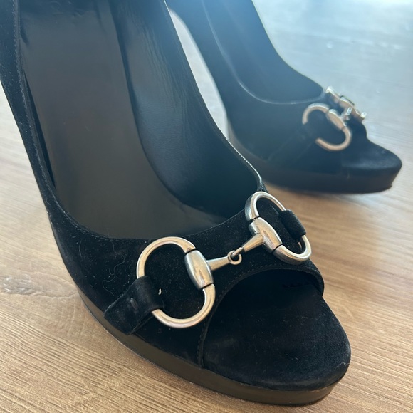 Fabulous ultra high open toe suede platformheels by Gucci. - Picture 2 of 6
